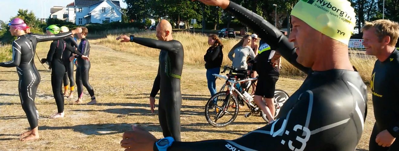 Opvarmning på stranden inden svømmestart