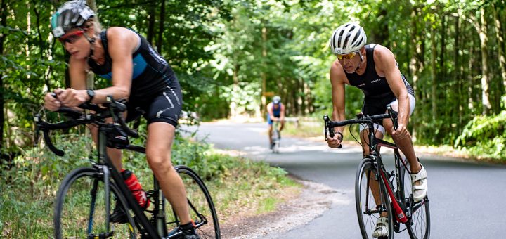 Enkeltstartcykel og racecykel på vej gennem Teglværksskoven.
