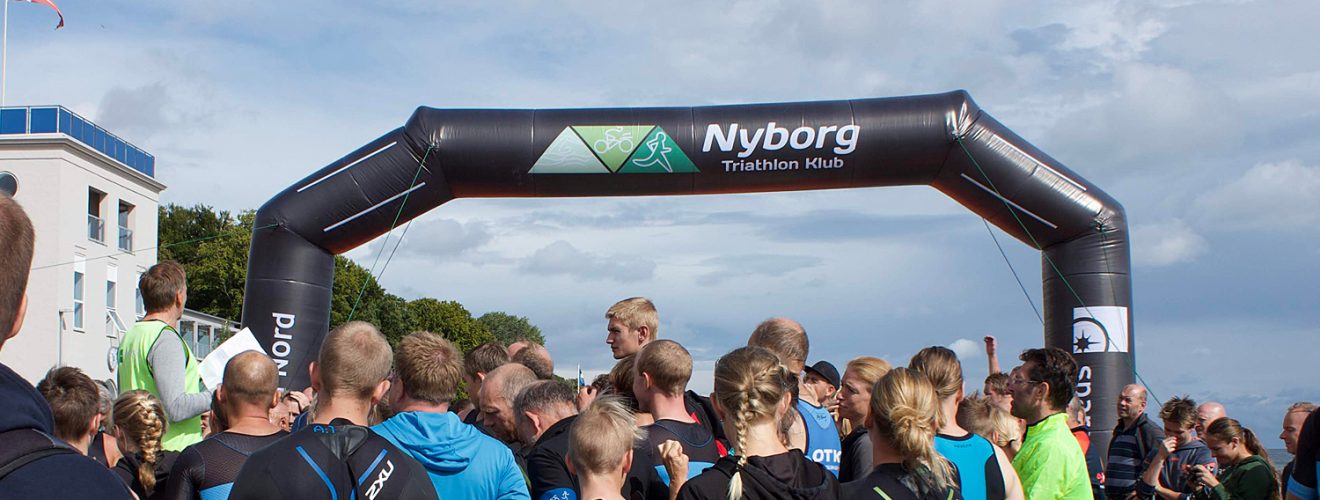 Stævneinfo 2018 ved Målportal foran Hotel Nyborg Strand