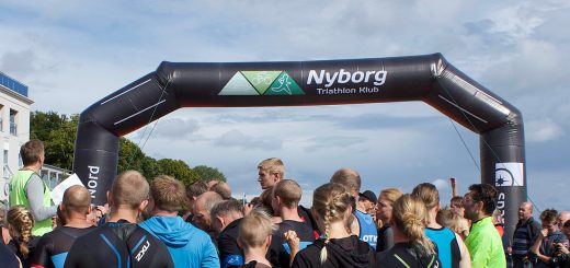 Stævneinfo 2018 ved Målportal foran Hotel Nyborg Strand