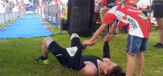 Bag målportalen finisher hilser liggende udmattet på ryggen i græsset.