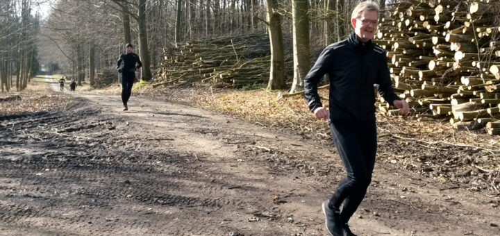 Løbetræning i skoven i foråret, med god afstand mellem løberne.