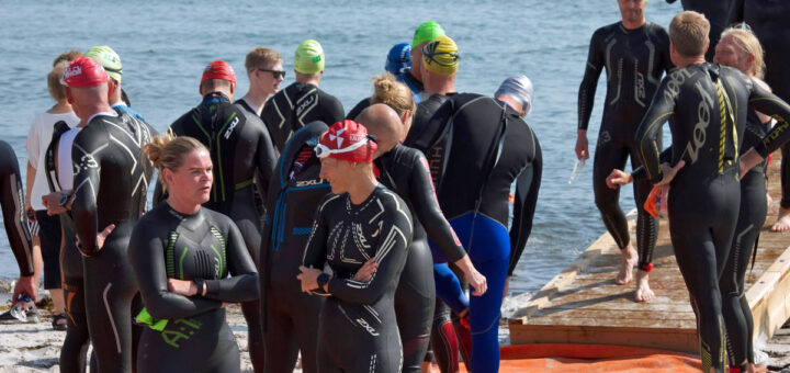 Triatleter i våddragt på stranden til Nyborg Minitri 2019