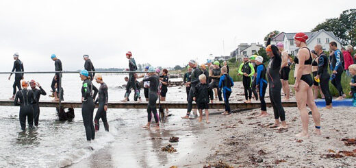 Svømmere i våddragt klar på stranden i Nyborg
