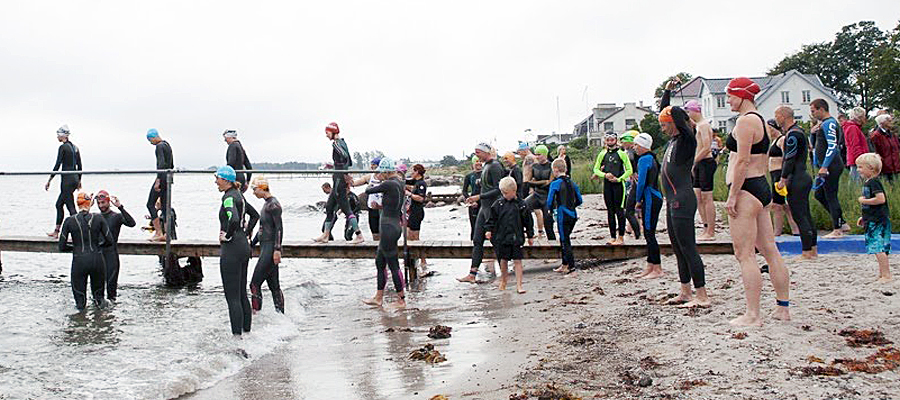 Svømmere i våddragt klar på stranden i Nyborg