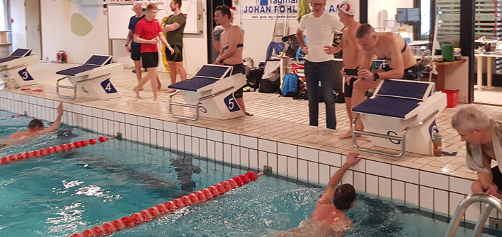 Tidstagning på kanten af sportsbassinet i Nyborg Svømmehal