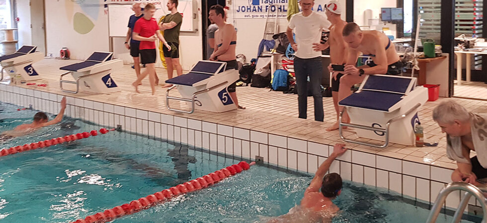 Tidstagning på kanten af sportsbassinet i Nyborg Svømmehal