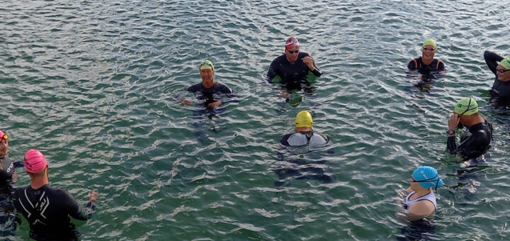 Triatleter klar i våddragt med badehætte i Storebælt