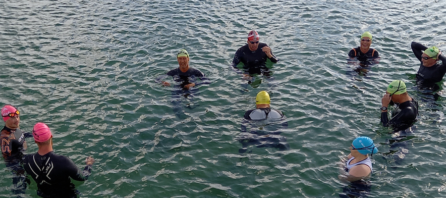 Triatleter klar i våddragt med badehætte i Storebælt