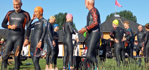 Fællesskab på stranden i våddragt inden race
